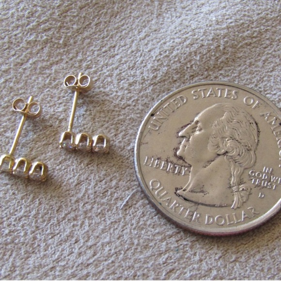 14K gold pair 3 stone tier vertical zirconia stud earrings - Picture 7 of 7